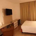 Metro Hotel 3*